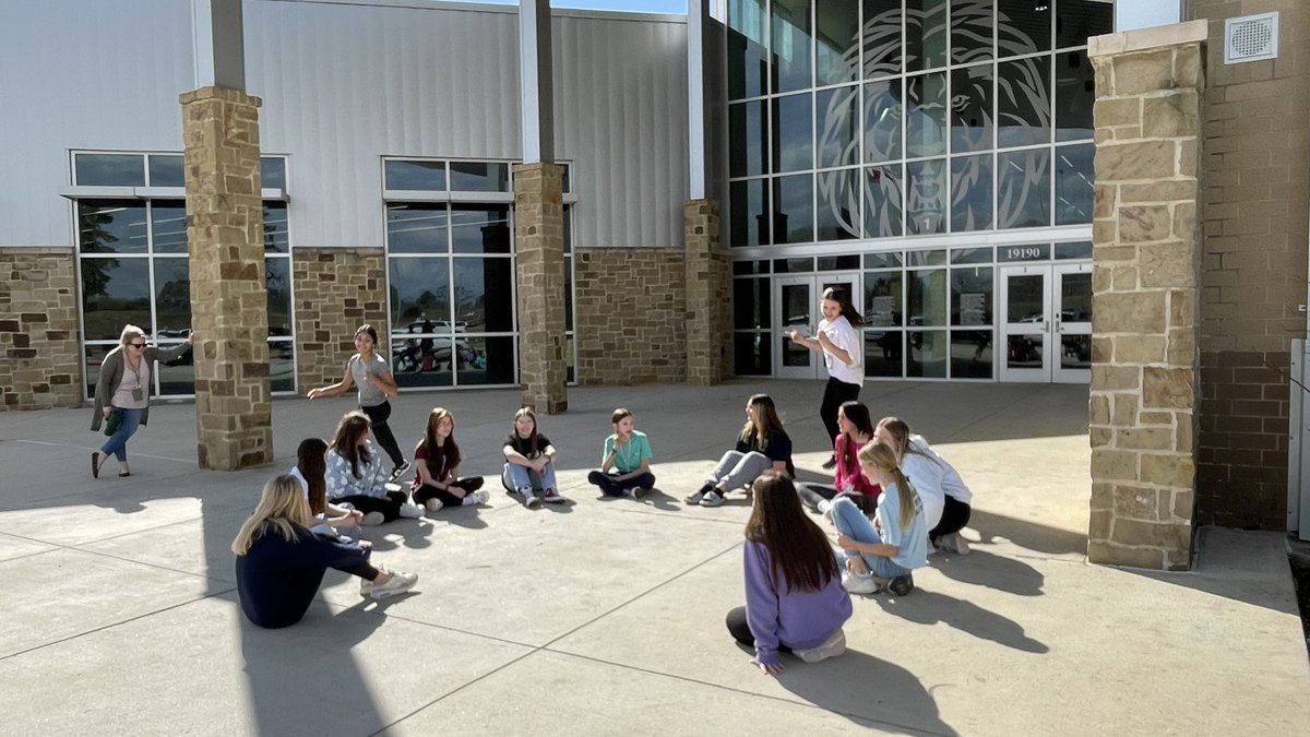 oakhillslions's tweet image. 7th Grade RLA students engaged in some hands on research&amp;amp; observations in the beautiful weather before they start their argumentative essay! Along with  text resources they now have real life observations &amp;amp; experiences to create an effective argument for recess! #LionsLearning