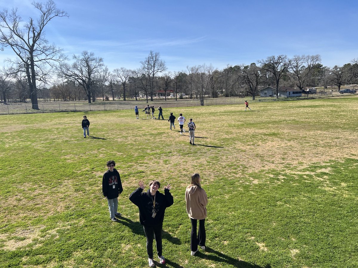oakhillslions's tweet image. 7th Grade RLA students engaged in some hands on research&amp;amp; observations in the beautiful weather before they start their argumentative essay! Along with  text resources they now have real life observations &amp;amp; experiences to create an effective argument for recess! #LionsLearning