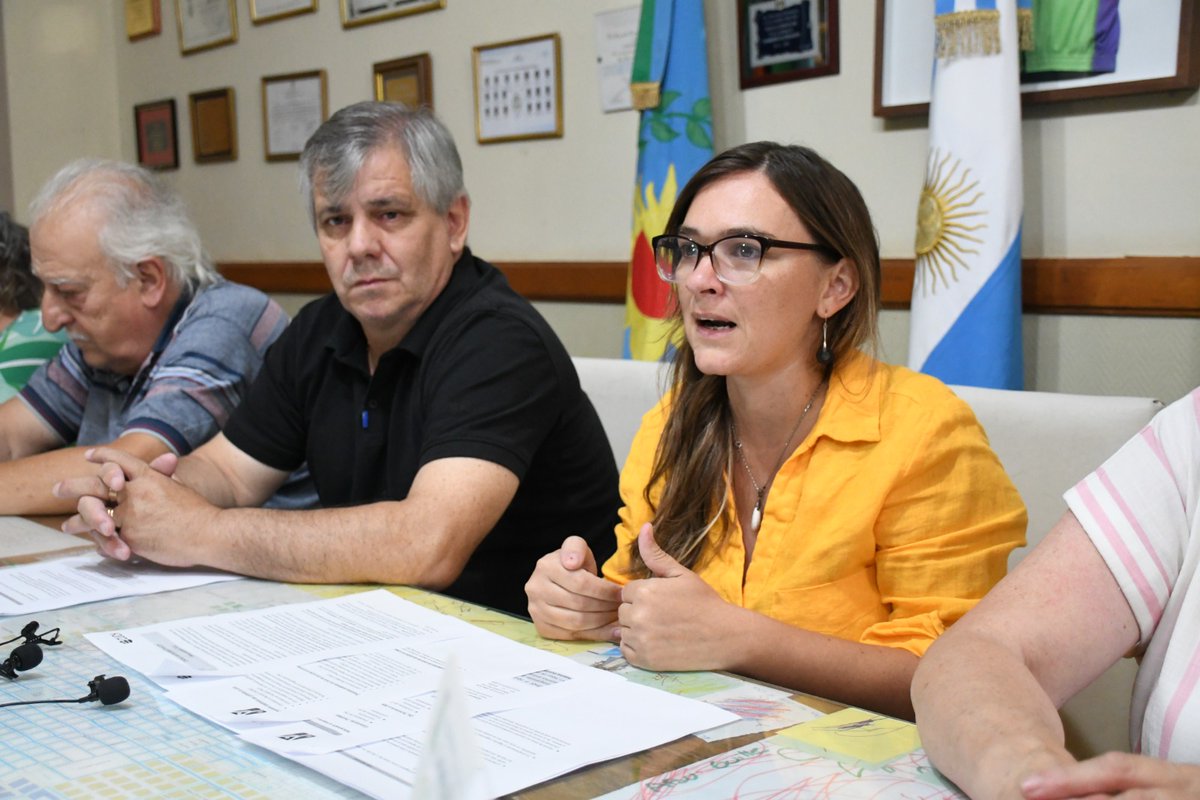 MuniChivilcoy's tweet photo. #AHORA El intendente @BritosGuillermo, junto al coordinador del #CUCH, Eduardo De Lillo, y sus colaboradoras, brindan aclaraciones respecto a la oferta académica para este 2024 https://t.co/h9hIF5Rols