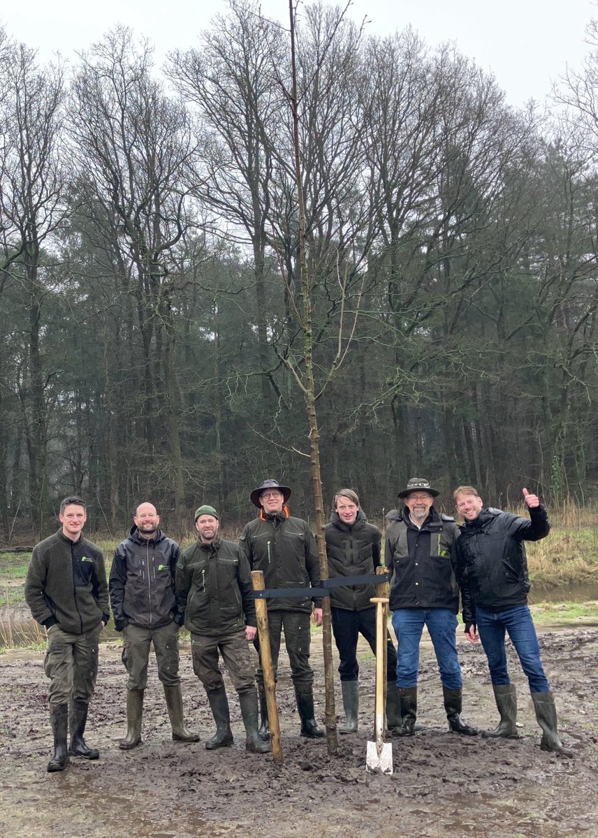 Hans plant met z'n nieuwe schep een zoete kers langs de Beerze. Deze boom had hij nog tegoed van ons. Zelf zegt hij meer eelt op z'n handen te hebben dan toen hij districtsbeheerder was 😅