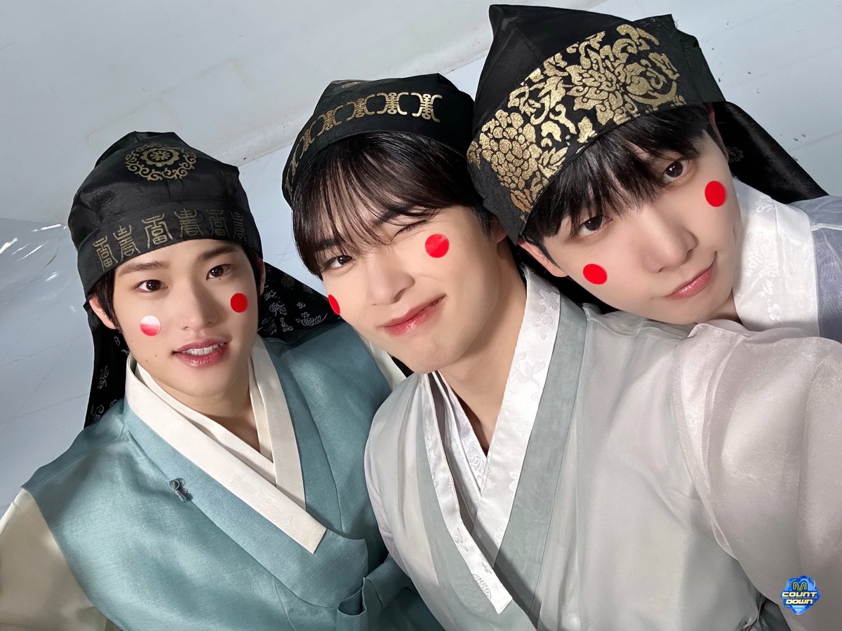 MnetMcountdown's tweet photo. 엠카는 귀여운 거 혼자 보고 그런 곳 아닙니다
엠카는 다 퍼드립니다.
🔴연지 곤지 멍또캣🔴 복주머니에 담아 가세요💕

#엠카운트다운 #MCOUNTDOWN
#ZEROBASEONE #성한빈 #BOYNEXTDOOR #명재현 #RIIZE #소희 https://t.co/YpB1Y0ILyf