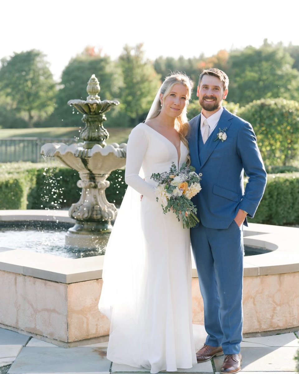 bgsu's tweet photo. A Falcon fairytale wedding 💍🧡
Congratulations to #FalconFlames, Kohl Taberner '18 (BGSU Men’s Cross Country alumnus) and Hailey Trouten '18 on their marriage! #AyZiggy forever!
#AlwaysBG https://t.co/CbfZcAWUOA
