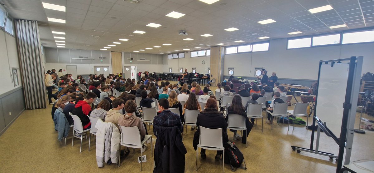 Stephdem26's tweet photo. Répétition interchorale collèges du réseau de Valence au @CollegeGeGaud. Présence des colkegeds @CollegeZay #collegedeleurope #collegeGuilherandgranges
@DAACGrenoble @DASENDROME @acgrenoble https://t.co/zx2idxPZLy