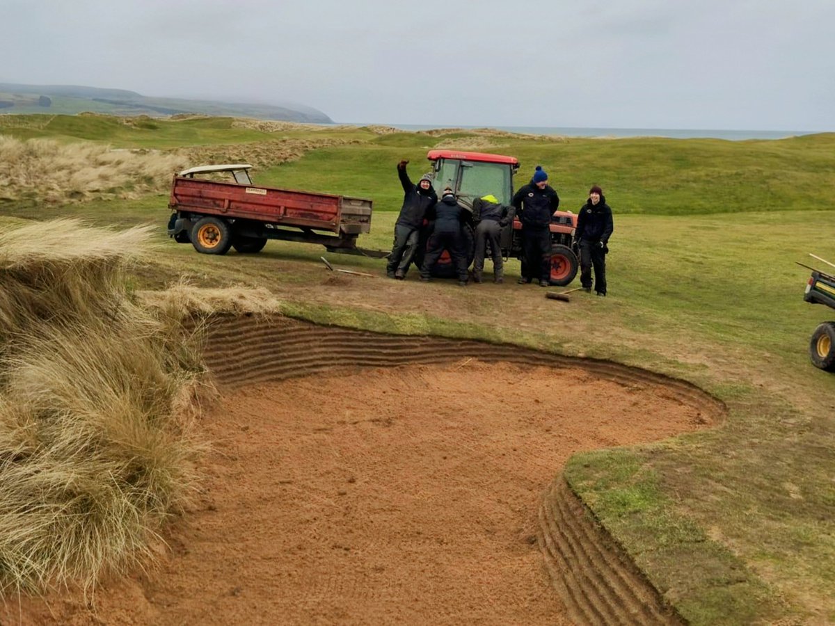 Dean's first bunker renovation completed, another greenkeeper taking to the age old art and..... The two most senior members of the team proving that age is no guarantee of maturity 😂 <a href="/Cameronwylie18/">Cameron Wylie</a> <a href="/TommyMarti95893/">Tommy Martin</a> <a href="/MachDunes/">Machrihanish Dunes</a>