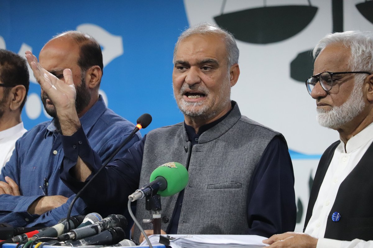 JIPOfficial's tweet photo. ہم جیت رہے ہیں، ہمیں جیتنے دیا جائے۔ زبردستی کے نتائج مسلط نہ کیے جائیں۔ 
یہ کیا طریقہ ہے کہ  35 سال اور 50 سال سے کراچی شہر کا بیڑہ غرق کرنے والی غیر مقبول پارٹیوں کو تو سب موقع فراہم کر رہے ہیں، اور جو عوام کی خدمت کرنے والی پارٹی ہے، جسے لوگ ووٹ ڈالنے کےلیے نکل رہے ہیں۔ اسے آپ روک رہے ہیں۔ آپ کراچی اور دنیا بھر کو کیا میسج دینا چاہتے ہیں؟ امیر جماعت اسلامی کراچی حافظ نعیم الرحمن کی ہنگامی پریس کانفرنس
#ٹھپہ_صرف_ترازوپر