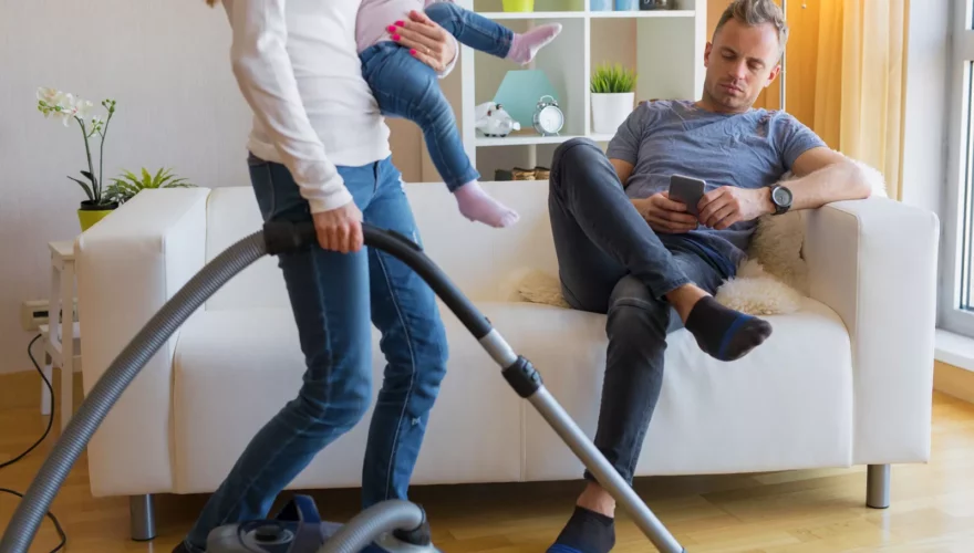 thecliniccl's tweet photo. Vacaciones desiguales entre hombres y mujeres: ellos descansan más y duermen mejor, ellas duermen lo mismo y asumen más tareas domésticas.

De las mujeres que no están con trabajo, el 20% está en "pobreza de tiempo", versus el 2% de los hombres. https://t.co/FgOMRHVEaW