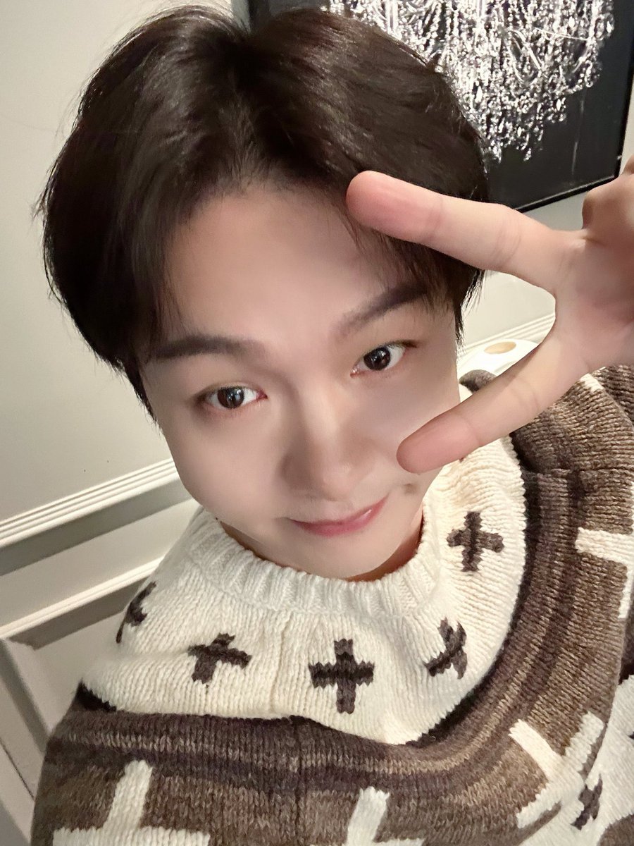 아 미친 얘들아 이거 알티하자
진심으로 모든 사람들이 다 알아야함
솔직히 이 비하인드 사진 레전드다
아니 진짜 개완벽하심 착장 분위기 외모 다

#비투비 #이창섭