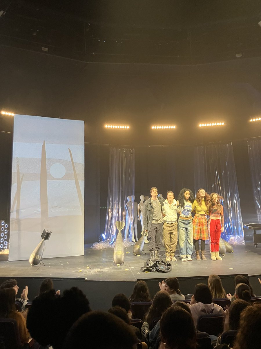 He tenido la suerte de ir a una de las sesiones matinales destinadas a institutos de <a href="/somosLaJoven/">LaJoven</a> para disfrutar su último obra “Lagunas y niebla” que forma parte de la tetralogía “Mapa de las ruinas de Europa”.

Teatro hecho por jóvenes para jóvenes y adultos. 

¡Enhorabuena!