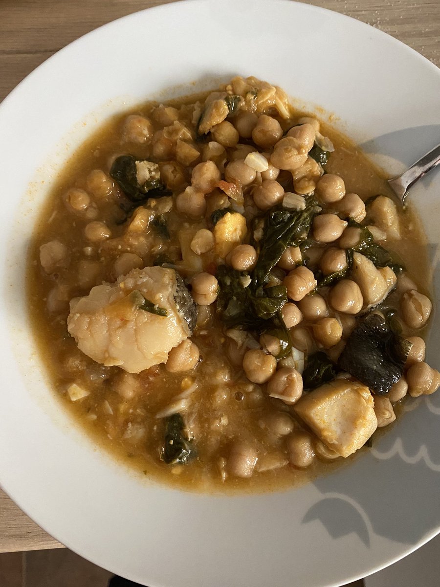 Hoy toca probar los garbanzos con espinacas y bacalaoa de <a href="/knoweats/">Knoweats!</a> <a href="/elxokas/">XOKAS</a>  y <a href="/Reventxz/">Reven</a> 

Presentacion del plato 6/10
Sabor 10/10
Muy rico y muy buen olor.

Recomendado!