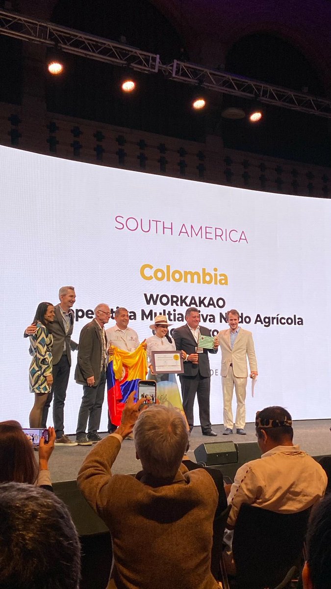 Que orgullo!!! 👏🇨🇴 Una vez más Colombia, a través de WORKCACAO, gana el CACAO OF EXCELLENCE, Felicitaciones a los cacaocultores del Depto del Meta. Con los clones investigados por @fedecacao FSV-41 y FEAR-5. La premiación se realizó en Amaterdam. @jlucasrestrepo @jmojicaflorez