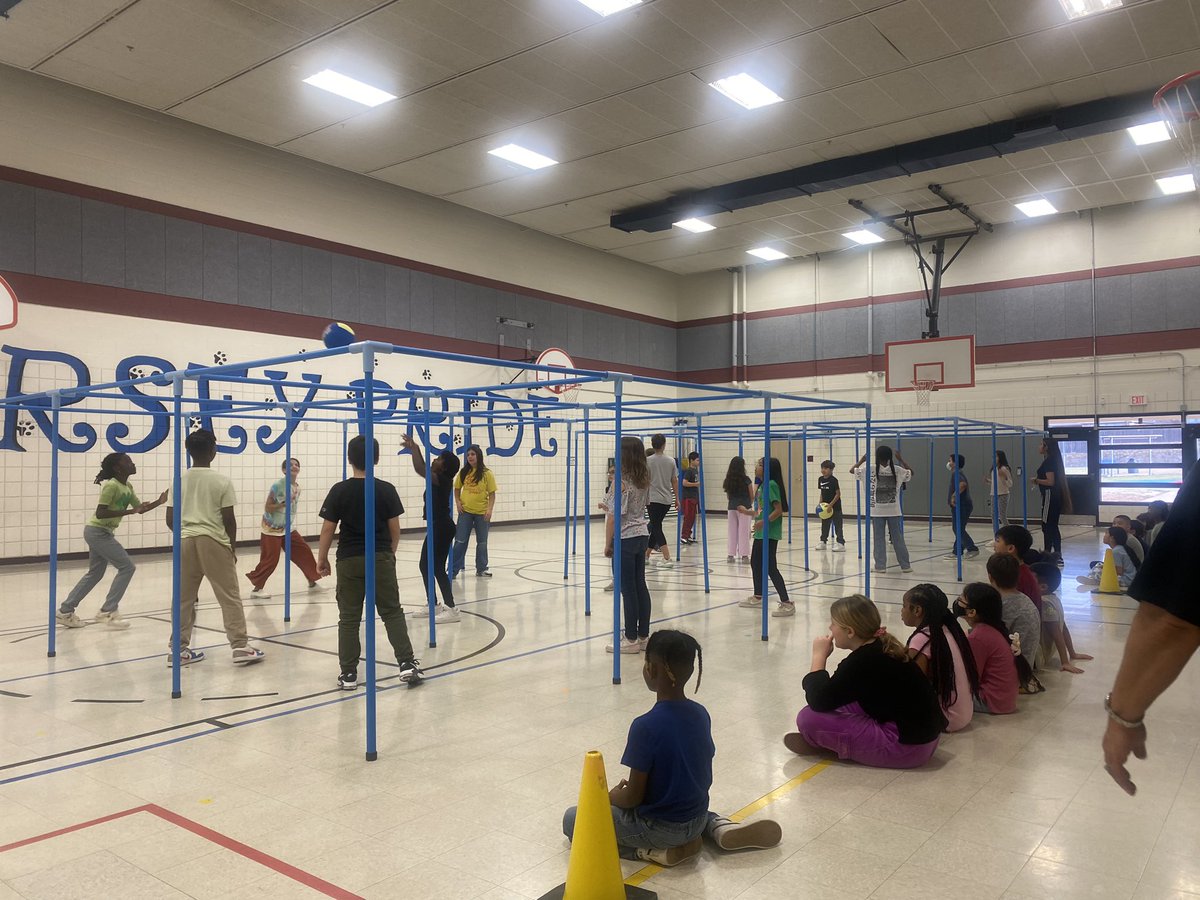 enjoyed watching nine squares with our dorsey wildcats! wish I could’ve joined in but the 🤰🏻🤰🏻 #32weeks #DorseyWildcats