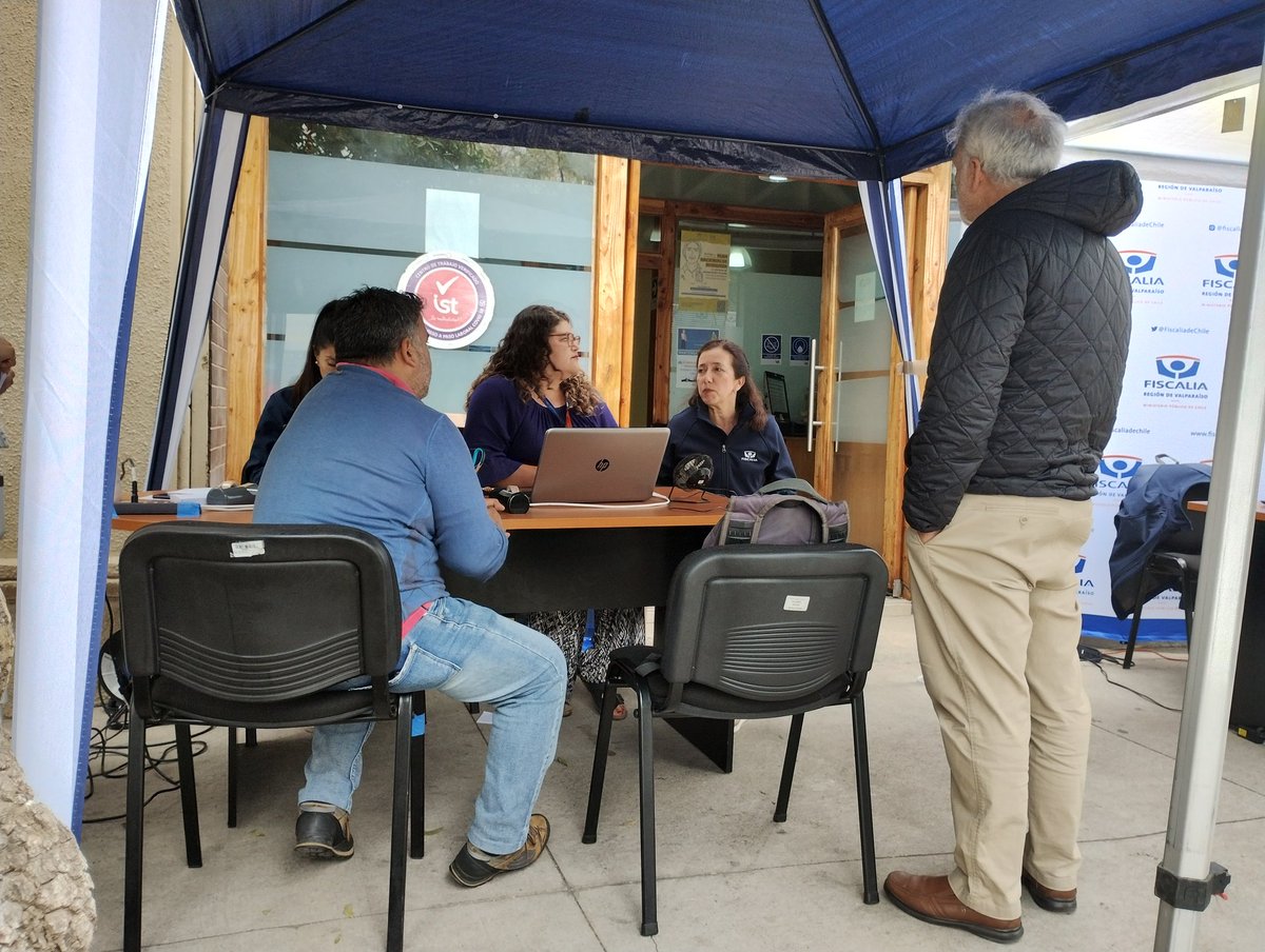 FRValparaiso's tweet photo. 📢Fiscal Regional de Valparaíso Claudia Perivancich se encuentra en punto de atención móvil de @FiscaliaRegionV instalado en el exterior del @smlchile Funcionarios de #Uravit desde el lunes atienden requerimientos y dan orientación a familiares de víctimas. @fiscaliadechile https://t.co/OOnzIfkYKA