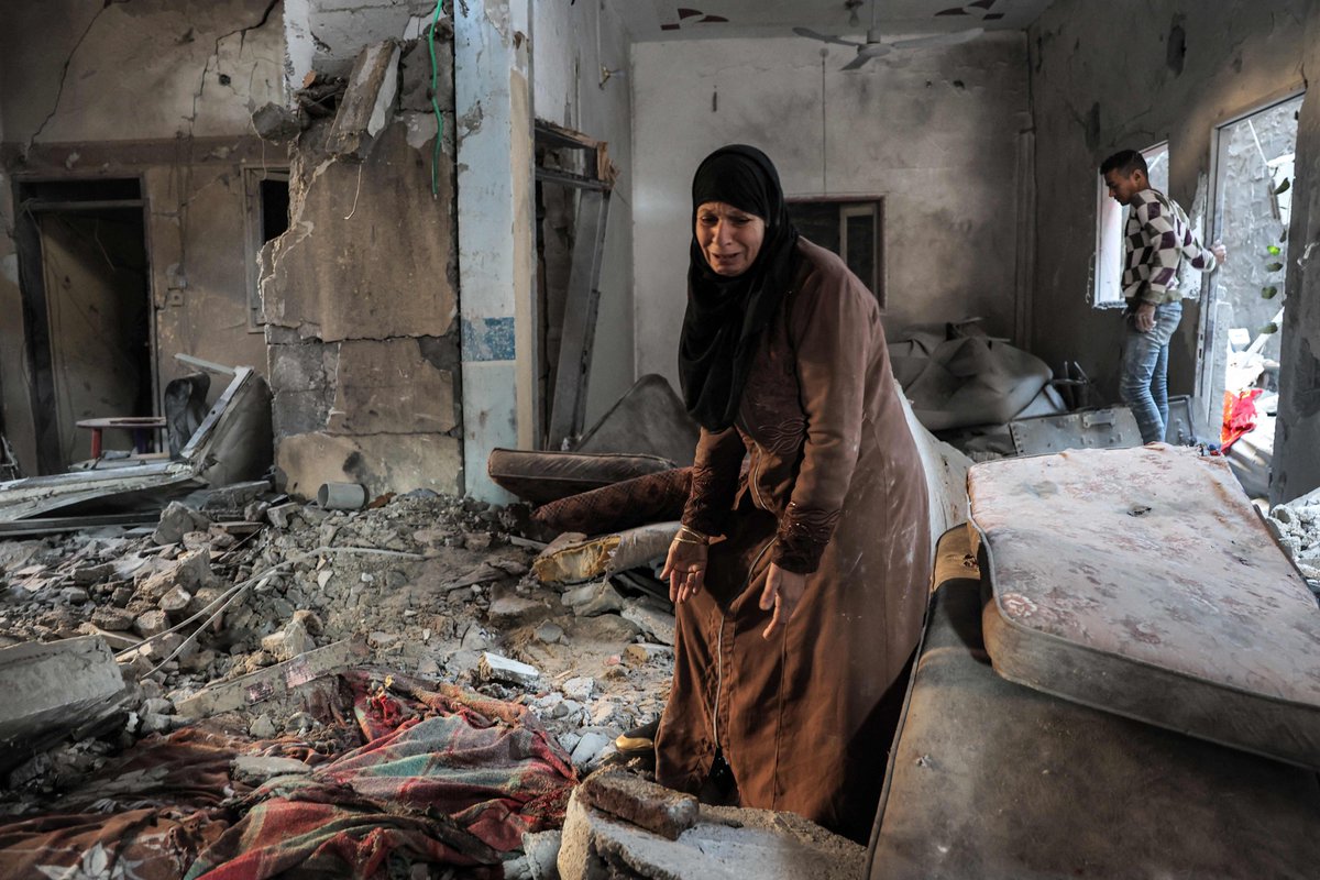 #LaJornadaOpina | Israel: sadismo de Estado

Sobre el suelo de #Gaza ya no queda un lugar donde esconderse y los 2 millones de habitantes del territorio palestino han sido llevados a la más lacerante miseria. Pese a ello, #Hamas sigue combatiendo y no da señales de agotamiento en