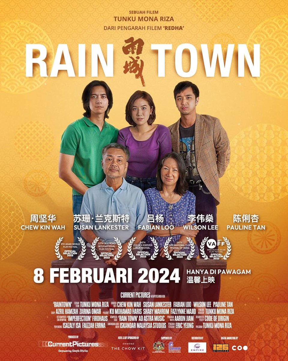 DeanOrDeen's tweet photo. Aku jarang tgk filem lokal. Tp filem Rain Town ni aku Sgt rekemen korang tgk. Sgt sesuai utuk semua bangsa tak kira umur. Serius. Pasti akan ada kalau tak semua, kurang2 satu watak yg korang Sgt boleh relate.

Lakonan mantap SETIAP pelakon tidak dinafikan dlm filem ini.  Lakonan hebat yg ada masanya kau rasa nk hempuk je si tua ni, lakonan my fav actor, @chewkinwah. Tak lengkap filem ni tanpa legendary @suelanks yg membawa watak ibu yg redha dgn segala ujian.