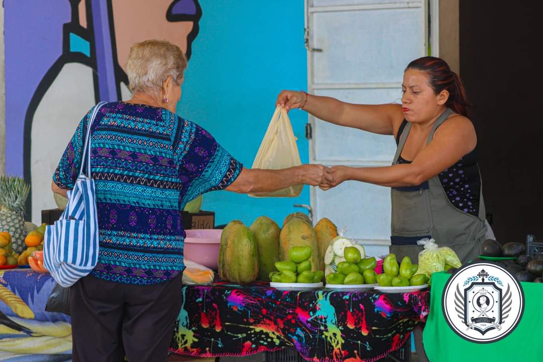 Agro Mercado. 🍊🍇🍓

Los esperamos hasta las 02:00 p.m. en nuestra Plaza San Óscar Arnulfo Romero, con muchos productos frescos y económicos, gracias al Ministerio de Agricultura y Ganadería de El Salvador y nuestra Gerencia de Desarrollo Económico Local.