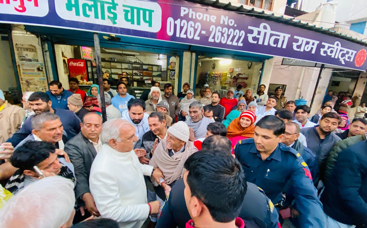 BhupinderShooda's tweet photo. आज सांपला में सीताराम हलवाई व इलाके के दुकानदारों से मिलकर उन्हें भरोसा दिलाया कि कांग्रेस सरकार ने पहले भी हरियाणा से बदमाश��ं व गैंगस्टरों का भगाया था, सरकार आने पर फिर सख्त कार्रवाई करेंगे।

BJP-JJP हरियाणा की जनता को सुरक्षा देने में पूरी तरह नाकाम साबित हुई है। ऐसा इसलिए हो रहा है क्योंकि सत्ता में बैठे लोगों को सिर्फ खुद की सुरक्षा की चिंता है।