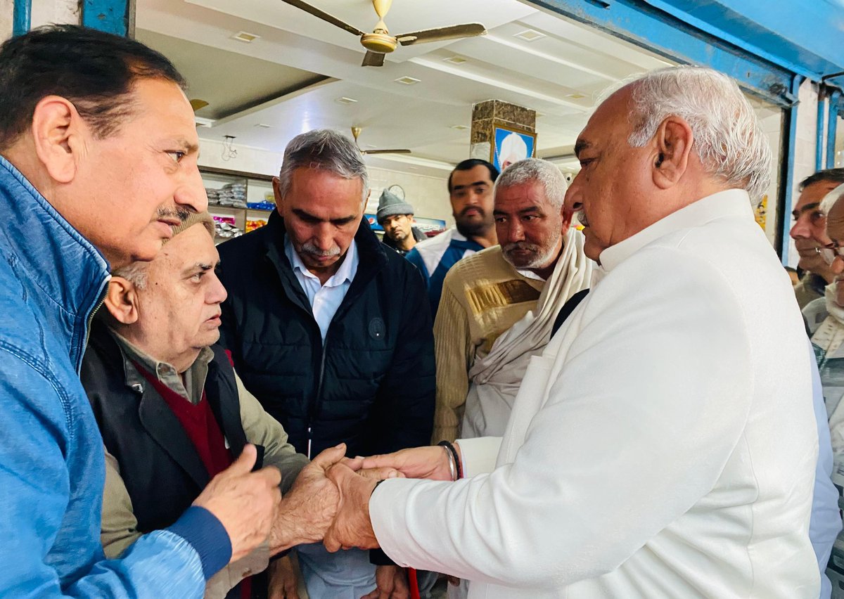 BhupinderShooda's tweet photo. आज सांपला में सीताराम हलवाई व इलाके के दुकानदारों से मिलकर उन्हें भरोसा दिलाया कि कांग्रेस सरकार ने पहले भी हरियाणा से बदमाश��ं व गैंगस्टरों का भगाया था, सरकार आने पर फिर सख्त कार्रवाई करेंगे।

BJP-JJP हरियाणा की जनता को सुरक्षा देने में पूरी तरह नाकाम साबित हुई है। ऐसा इसलिए हो रहा है क्योंकि सत्ता में बैठे लोगों को सिर्फ खुद की सुरक्षा की चिंता है।