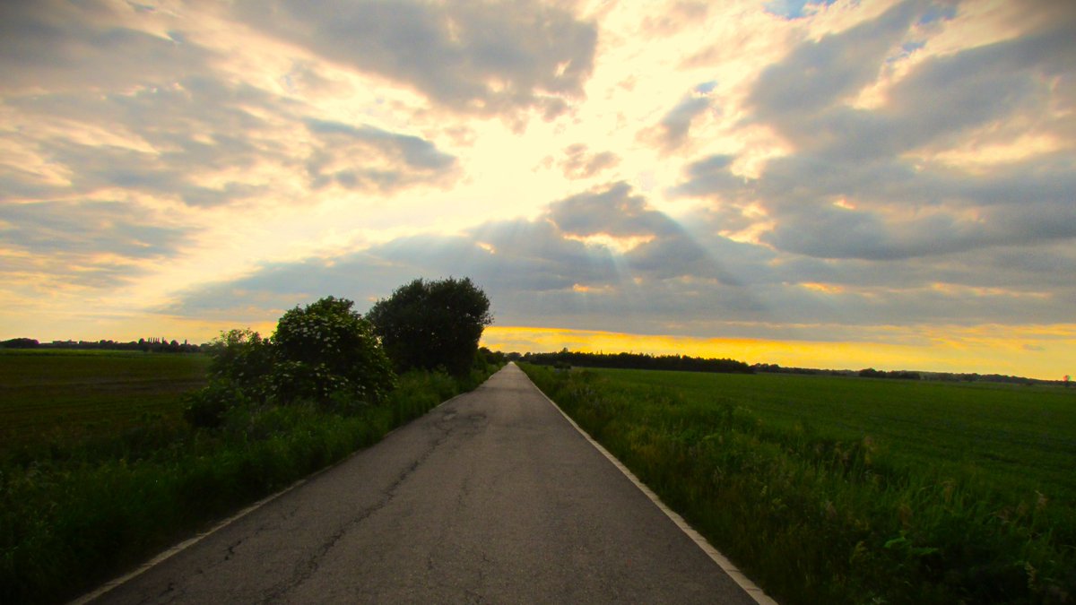 The road 'out of England' - heading west towards Wroot on the Isle of Axholme @Visit_Lincs @MyLocalLincs @LincsSkies