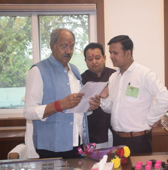 भारतीय राजनिति के अजेय योद्धा ,कुशल नेतृत्वकर्ता, सफ़ल राजनेता और छ.ग शासन के शिक्षा मंत्री मान. श्री <a href="/brijmohan_ag/">Brijmohan Agrawal</a> जी से व्यावसायिक प्रशिक्षक संघ के साथियों ने मुलाकात किया ,और शिक्षा विभाग में समायोजित करने के लिए ज्ञापन सौंपा ।
<a href="/vishnudsai/">Vishnu Deo Sai</a> <a href="/vijaysharmacg/">Vijay sharma</a> <a href="/OfficeofArunSao/">Office Of Arun Sao</a> 🙏💐