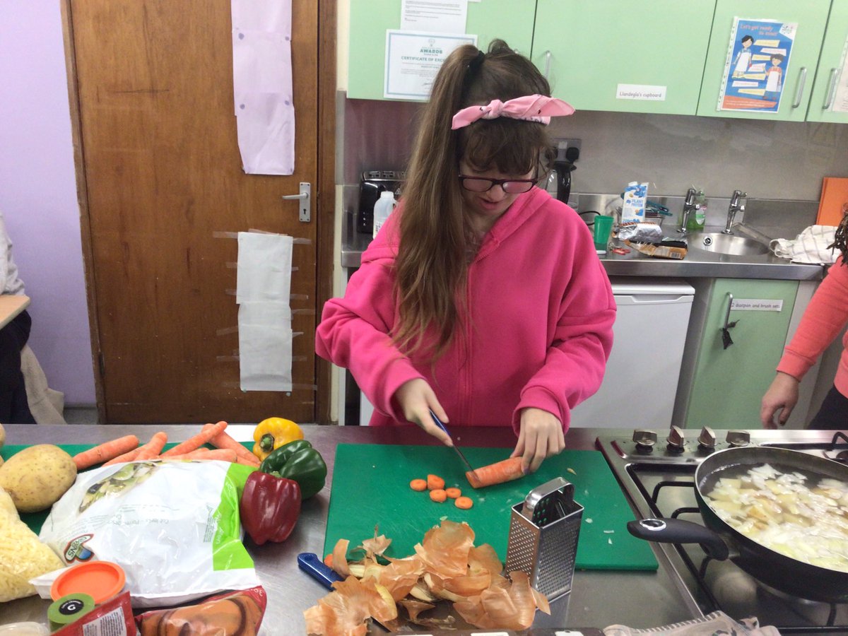 TirMorfa's tweet photo. Famau prepared a healthy vegetable soup in preparation for their Princes Trust module Healthy Eating #ytmfamau #ytmwellb #ytmHCI #ytmllc #ytmcwre https://t.co/rscik8a1eO