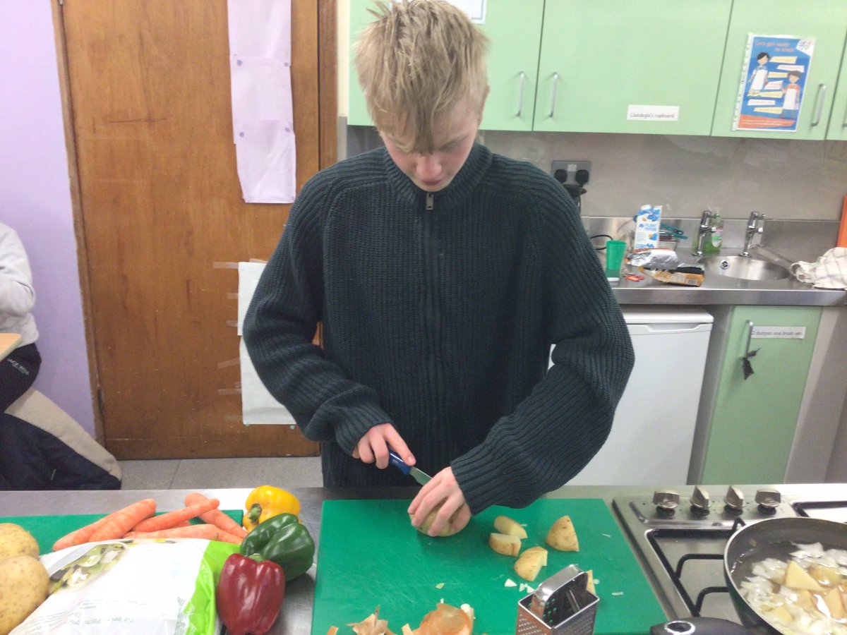 TirMorfa's tweet photo. Famau prepared a healthy vegetable soup in preparation for their Princes Trust module Healthy Eating #ytmfamau #ytmwellb #ytmHCI #ytmllc #ytmcwre https://t.co/rscik8a1eO