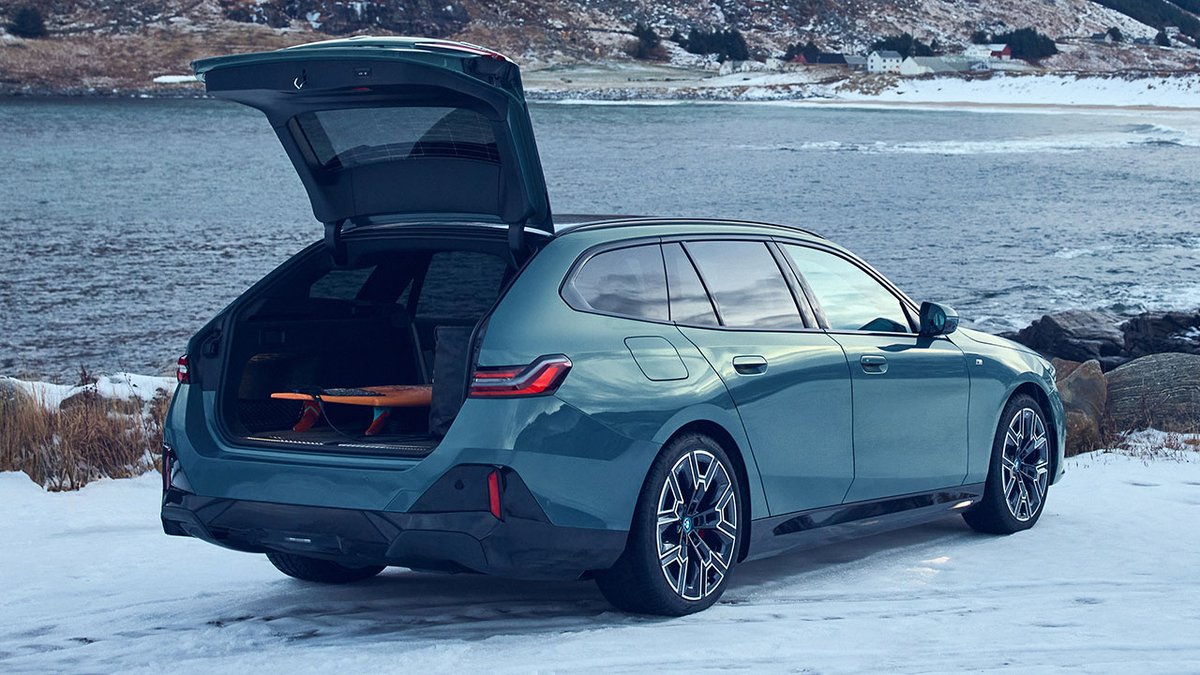 Autouanet's tweet photo. У нового універсала BMW 5 серії скло не відчиняється окремо від дверцят багажника 🫤https://t.co/2Gkk85lGl3 https://t.co/K4KEcJz5gC