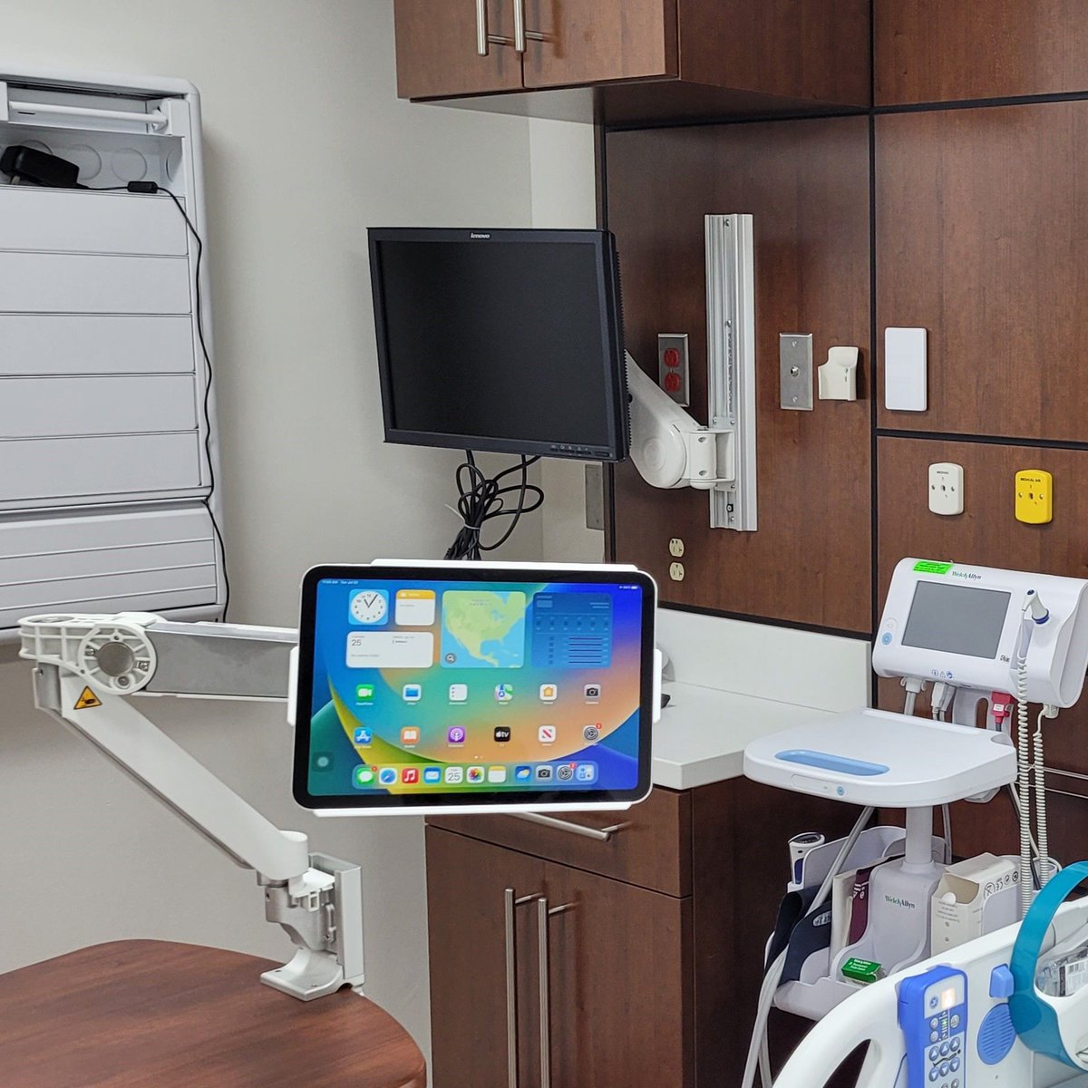 VidaBox's tweet image. See how our friends at Northwell Health are using our new Open VESA Enclosure in their patient rooms. 🏥 🚑 This new, ultra minimalist design makes your tablet VESA compatible while keeping all the buttons accessible for use! #OpenVESA #PatientRoom #VESAMount #TabletMount