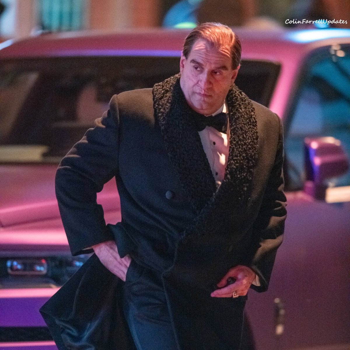 ElSalon_DeLaJL's tweet photo. 💥Notición💥
Salen nuevas imágenes de Colin Farrell en el rodaje de #ThePenguin.
Me encanta el vestuario que estan usando para esta serie, por ejemplo en estas fotos lleva un abrigo muy apegado al de los cómics.
#DCStudios #TheBatman #ThePenguin #TheBatmanPartll https://t.co/p2A4dr0z3z