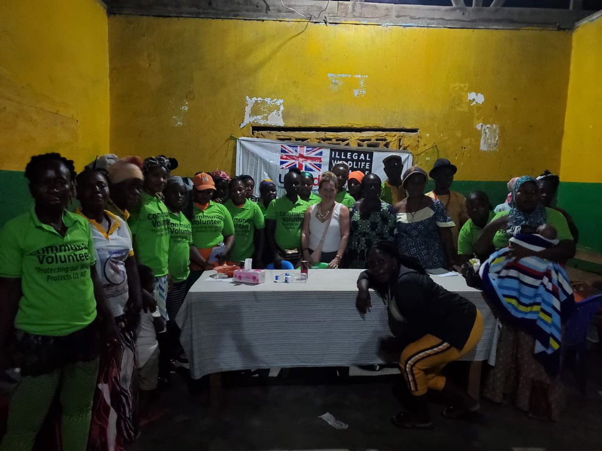 On Tuesday evening in Voinjama I was delighted to present certificates to ex female bushmeat sellers who have become community volunteers helping to protect 🇱🇷’s precious #biodiversity thanks to 🇬🇧 funding through the #IWTCF @UKBCFs @DefraNature