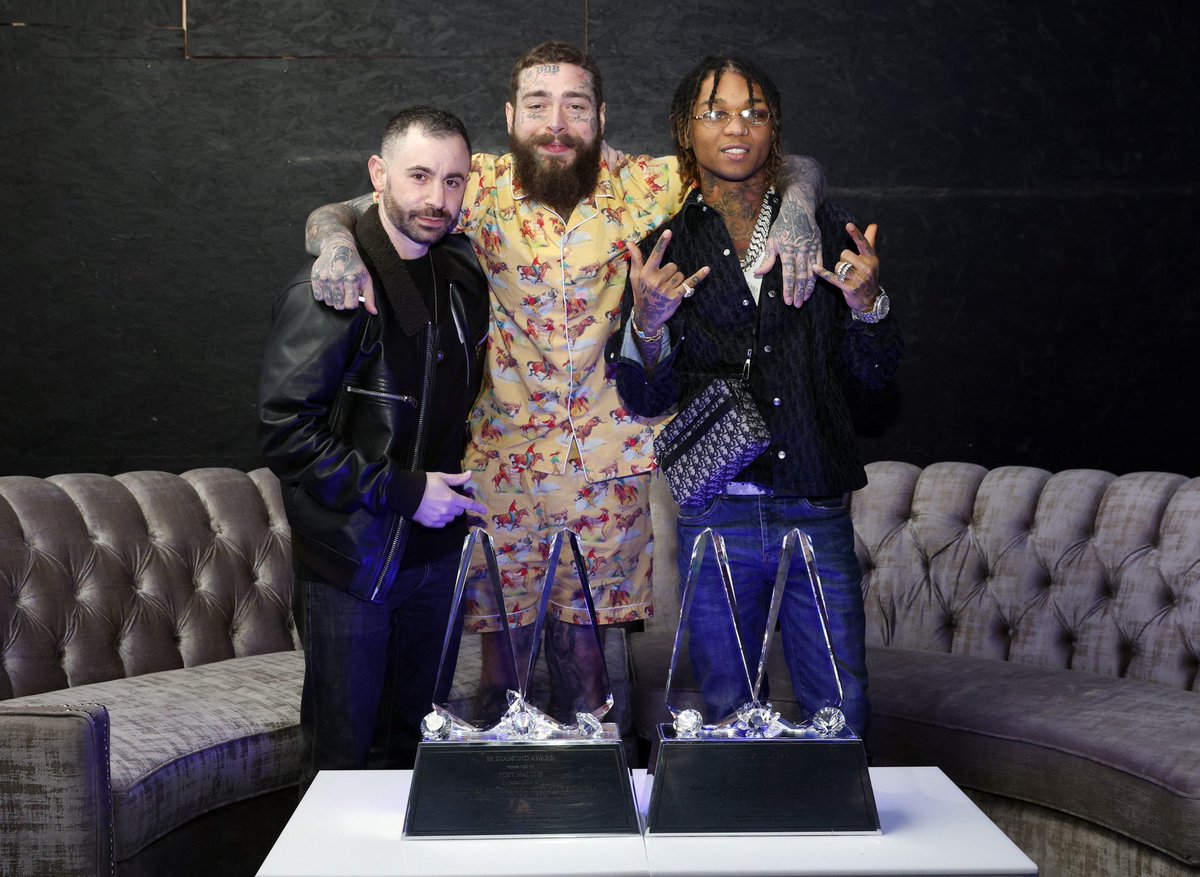 chartdata's tweet image. .@PostMalone and @SwaeLee's "Sunflower" makes history as the first 2x Diamond single in US @RIAA history.

It's the highest certified single ever, denoting over 20 million units.