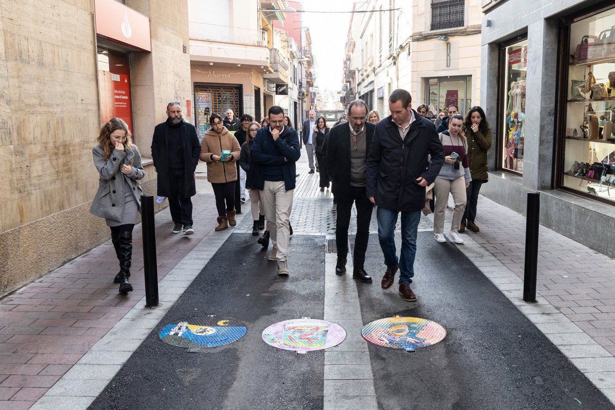 marc_buch's tweet photo. Els alumnes de les escoles de Calella han decorat algunes tapadores del clavegueram. Una forma simpàtica de recordar-nos que ara, més que mai, cal prendre consciencia de la importància d’estalviar aigua. Bona feina noies i nois! https://t.co/kllTnitE0Y