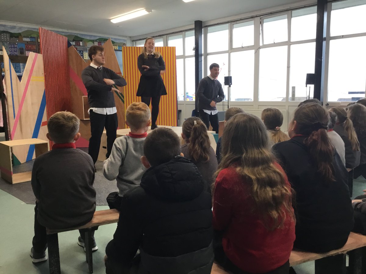 Ysgol_Aberaeron's tweet photo. Diolch i @AradGoch  am berfformiadau gwych o'r ddrama Cymrix i flynyddoedd 5 a 6 / Thank you to @AradGoch for their great performances of the drama Cymrix for year 5 and 6 pupils. https://t.co/0KALCfxo7z