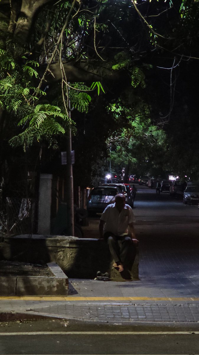 अरे जन्म बंदिवास
सजा इथे प्रत्येकास 
चुके ना कुणास आता
बंदी तुझा मी 
दयाघना
- संसार| सुधीर मोघे|
 सुरेश वाडकर| पं हृदयनाथ मंगेशकर 

#RHRN
#nightphoto
#streetphotography 
#streetstories 
#theme_pic_India_Silhouettes