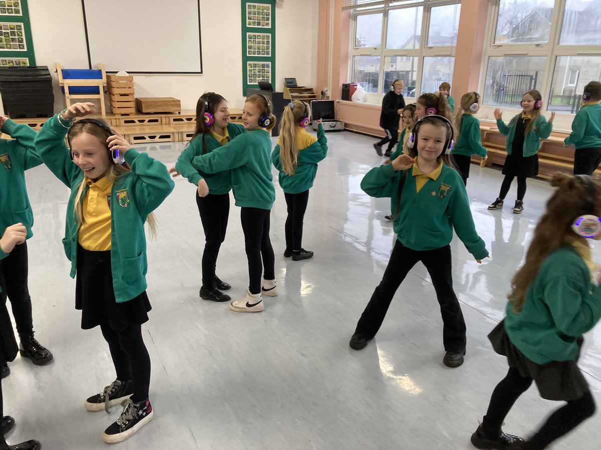 MrBeardPYP's tweet photo. Dathlu #DyddMiwsigCymru eleni gyda disco tawel a gig arbennig! Diolch yn fawr i @dadleoli 
Silent disco and special gig to celebrate Dydd Miwsig Cymru. 🎶🎸🥁🎤🏴󠁧󠁢󠁷󠁬󠁳󠁿 @YsgolPenyPil https://t.co/90GwldpOnZ