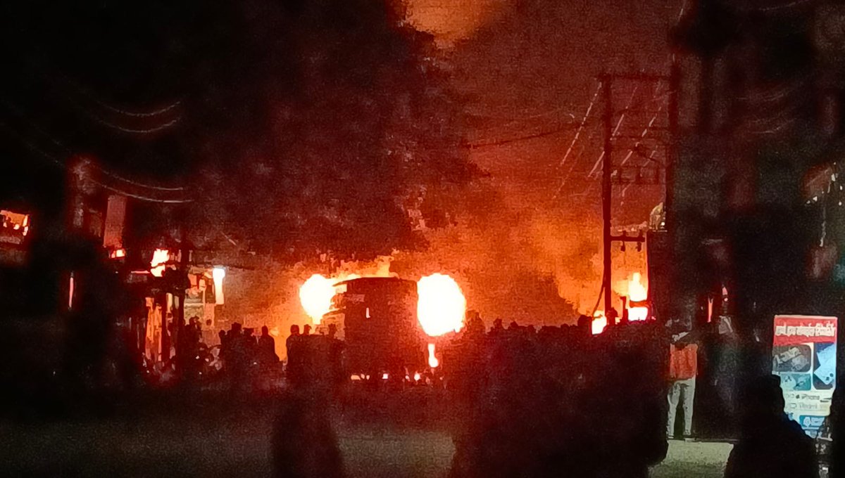 varunksrivastav's tweet photo. #Haldwani अवैध मदरसे पर चला प्रशासन का #Bulldozer स्थानीय लोगों और पुलिस की हुई झड़प, दंगाइयों ने पुलिस फोर्स पर की पत्थरबाजी और गाड़ी में लगाई आग, #CMPushkar ने बुलाई हाई लेवर मीटिंग,
#Uttarakhand #HaldwaniNews https://t.co/x2h9RvMcZm