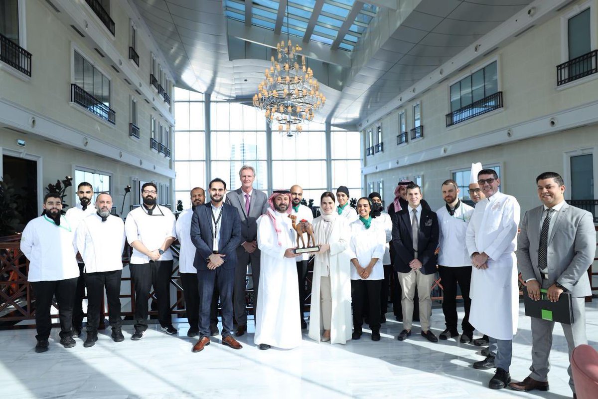 ZADK_Saudi's tweet photo. كرمت #أكاديمية_زادك وفندق #كمبنسكي_العثمان طلاب الدفعة الرابعة المشغلين لمطعم #زيدون 👨🏻‍🍳🐪
لجهودهم الكبيرة وعملهم الرائع خلال فترة شهر بالمطعم .
حضر التكريم رئيس مجلس الأكاديمية أ.رانيه معلا و العضو المنتدب بمجموعة العثمان القابضة
أ.عبدالعزيز العثمان ✨
@KempinskiKhobar https://t.co/xOmSn6ahtf