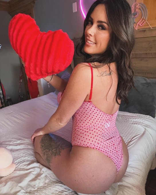 I&rsquo;ll be dropping some huge news on my fan page today, so excited to share with you all! 🩷🩷 #girlnextdoor<a href="/tag/pink"class="tags"><span>#pink</span></a><a href="/tag/prettyinpink"class="tags"><span>#prettyinpink</span></a><a href="/tag/girlnextdoor"class="tags"><span>#girlnextdoor</span></a><a href="/tag/cutegirl"class="tags"><span>#cutegirl</span></a><a href="/tag/mombod"class="tags"><span>#mombod</span></a>
