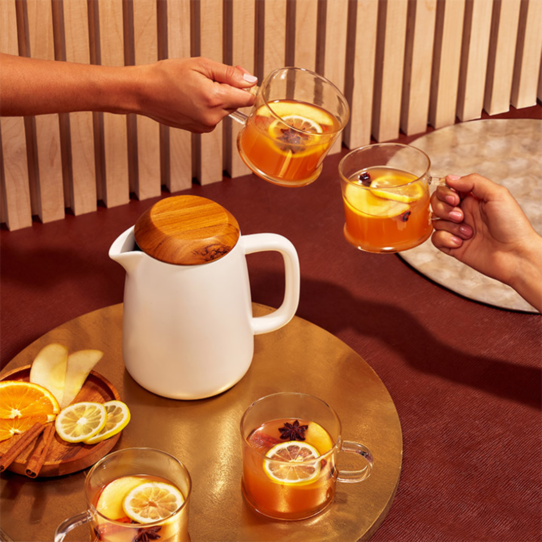 Meet the Hot Cointreau Mulled Cider, the ideal fruity-sweet mix for when the temperature starts to drop! 🍎 🍎 

Here's how to make it:
bit.ly/47MlCpx

#Cointreau #cointreauchangeseverything #howtodrink #cocktail #cocktailtime #wintercocktails