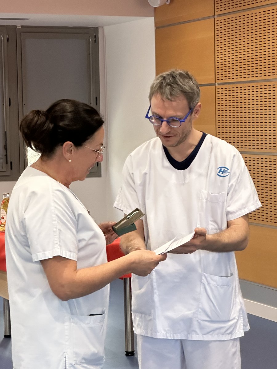 49 professionnels du <a href="/CHRodez/">Centre Hospitalier de Rodez</a> se sont vus remettre la #médaille d’honneur récompensant leurs années de #servicepublic. L’occasion de saluer l’engagement des professionnels de l’ #hôpital au service de la population aveyronnaise. 

Félicitations et merci à eux !👏