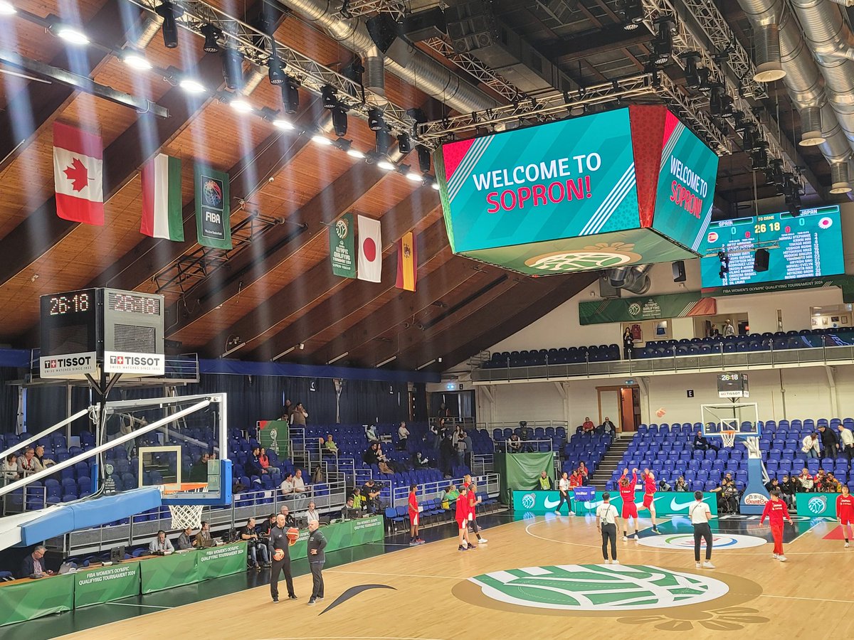 女子OQTの会場は、ハンガリーの名門「ショプロン・バスケット」のホームコートで、キャパ2000席のNovomatic Arena Sopron。ユーロリーグファイナル4の会場になったこともあるアリーナ。ショプロンのファンは熱心だと聞きますが、とてもコンパクトなアリーナです。
