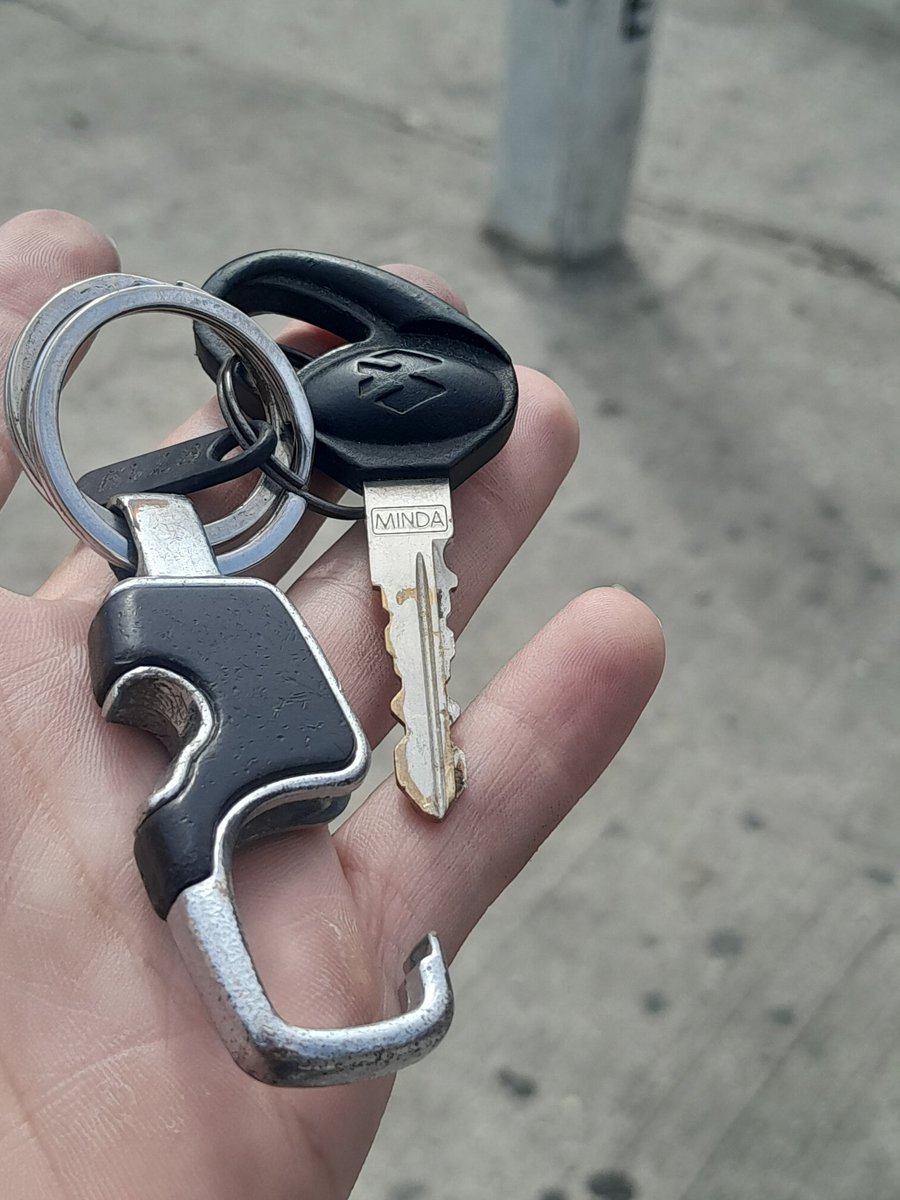 johiner_perez10's tweet photo. Me encontré estas llaves en la 21 con 57 en la carretera, en Mario licores son suzuki, hagan su magia, a lo mejor y son importantes para el que la perdió,  BARRANQUILLA https://t.co/ZPAW3WIM9q