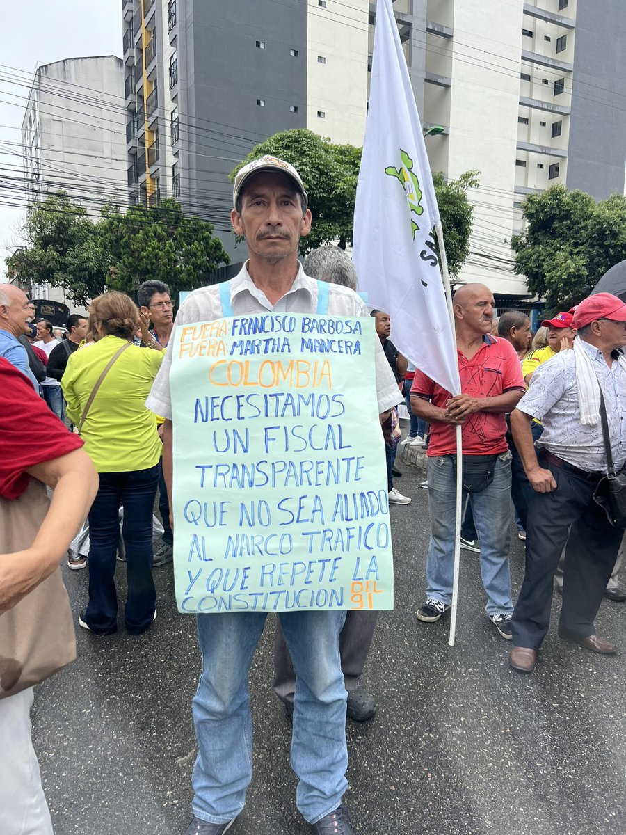 Ivan_Cuyabro's tweet photo. Bumangueses con las manos limpias, alegres, con música y sin violencia exige la renuncia de  narcofiscal Martha Mancera alias “Mamá”. FUERA!  FUERA! FUERA!
 #Marchas https://t.co/9yAfjUeQUV