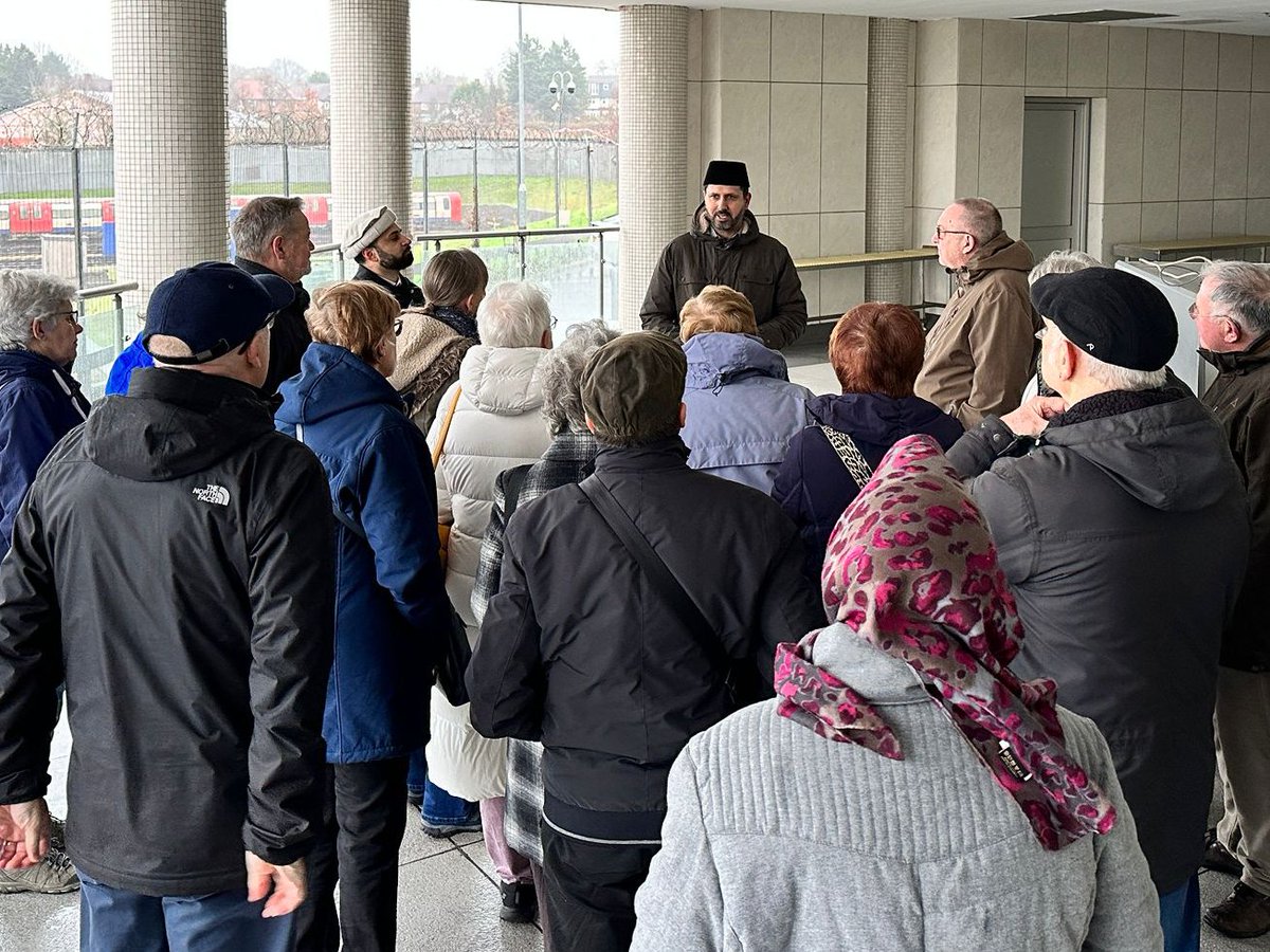 AMYAEpsom's tweet photo. By the grace of Allah, AMYA Epsom invited 20 members of @u3a_UK Epsom &amp; Ewell, hosted by Imam @FarukhAhmed90  with a detailed tour of the Baitul Futuh Mosque, briefing the history of the complex and an intro to Ahmadiyya. Ending with a video presentation, Q&amp;A and refreshments. https://t.co/DrdAdsRIVd