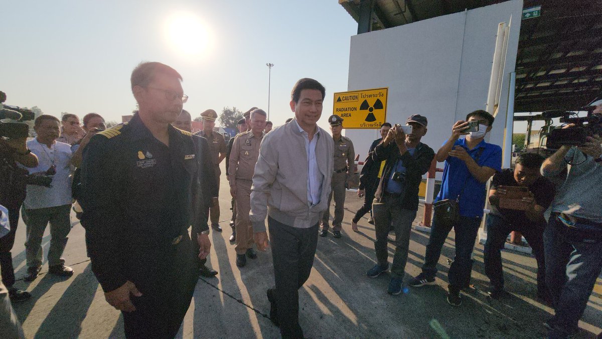 MayWongST's tweet photo. #Thailand foreign minister @drparnpreeb says aid will benefit some 20,000 victims in 3 towns. But didn't disclose where these 3 towns are. I asked him why he's engaging #Myanmar Red Cross, that's #military-linked. He says it's a "starting point" #WhatsHappeninglnMyanmar https://t.co/JLwBlh3Dqc