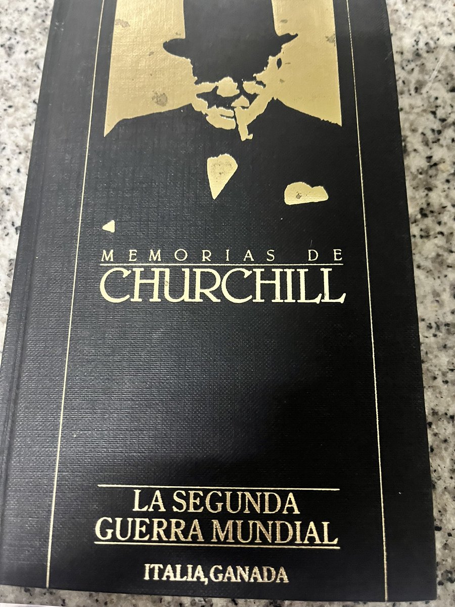 Siempre me ha gustado visitar esas tiendas de libros de “segunda mano”. Hoy, en El corazón de Carballiño (Ourense), he encontrado estas dos joyas. Me he sentido como si acabara de comprar mi vestido de novia.