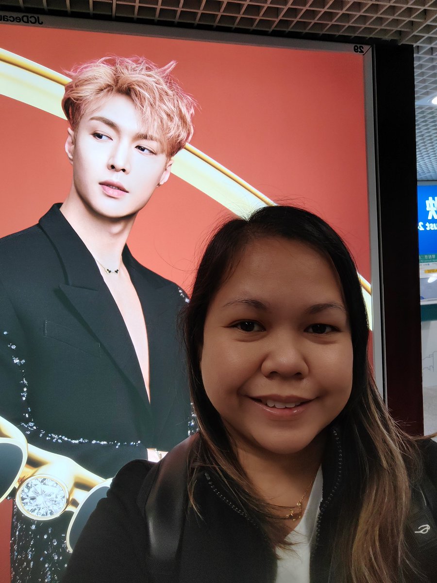 Hi baby @layzhang 😍

Thanks for the welcome past the Customs lane at Hong Kong Airport. I wish to see the real you next CNY. Should I spend it in Changsha next year? 🤔
