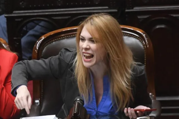 HumbertoTumini's tweet photo. Diputadas de Milei, entre ellas la “influencer” y mamarracho Lilia Lemoine, presentaron un proyecto de ley para volver a ilegalizar el aborto. Repudiable.
Pero, además, como les dijo Pichetto el martes con la ley ómnibus: “A estos libertarios les encanta seguir perdiendo” https://t.co/NQEOh5q2fp