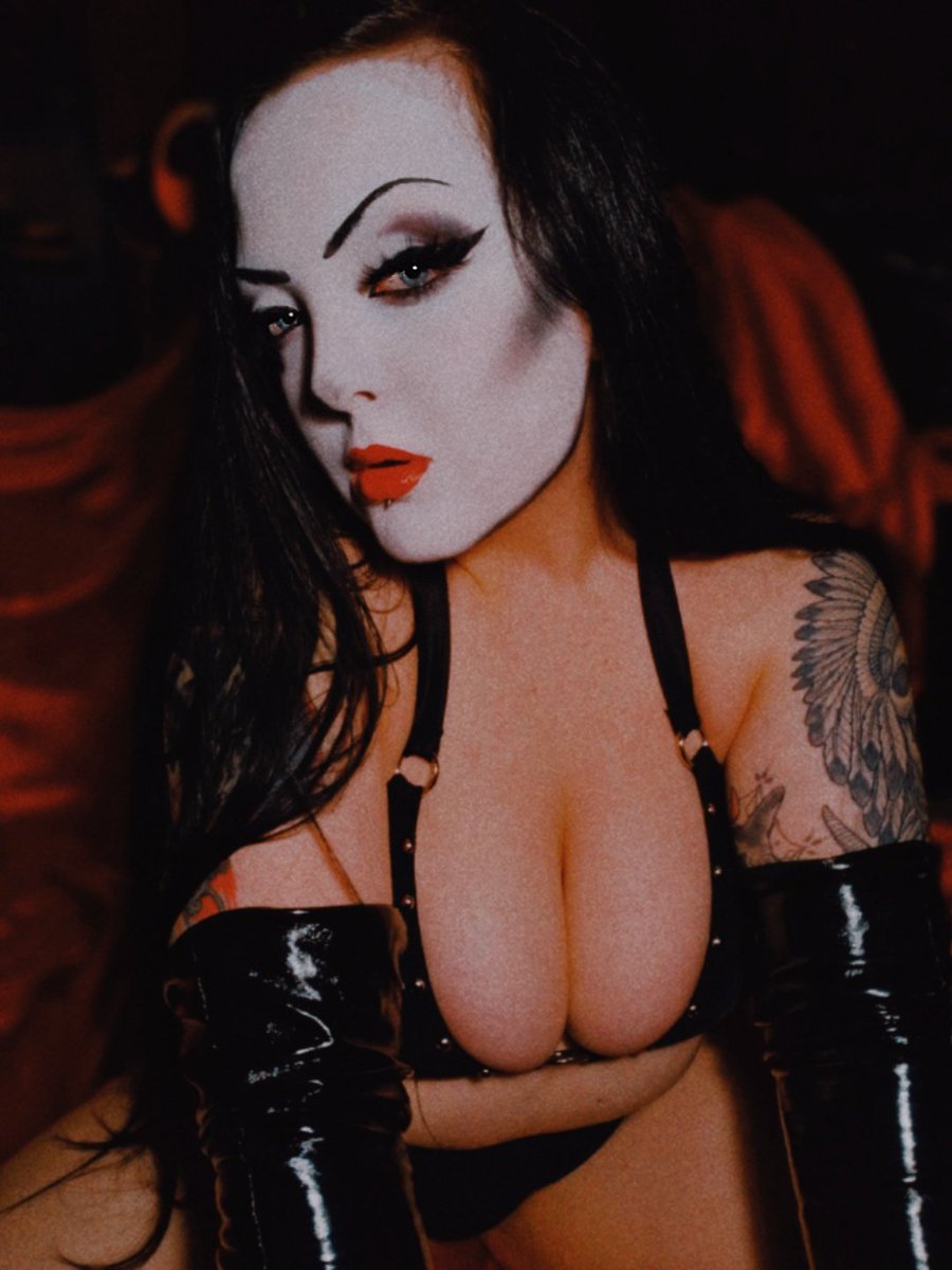 Official_LGG's tweet photo. Just a reminder there's only a few left of my valentines day cards/photos! Message me if interested!🥰🔥💋
.
#LoveGunGirl #KissArmy https://t.co/MtDam0Ihlc