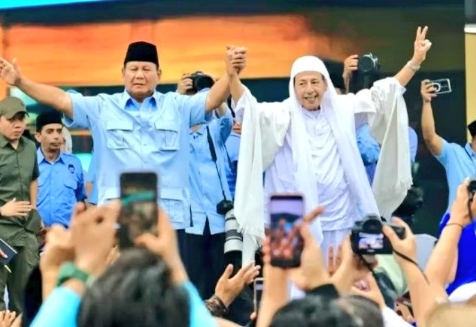 Mohon ijin sekedar usul Bib. Kalau lagi nyantai dengan Prabowo, bisa ndak secara spontan minta dia baca Al-Fatihah. Saya hanya penasaran. Bukan penasaran dia bakal bisa atau tidak, tapi penasaran andai dia tidak bisa, reaksi bathin Habib kira-kira seperti apa?