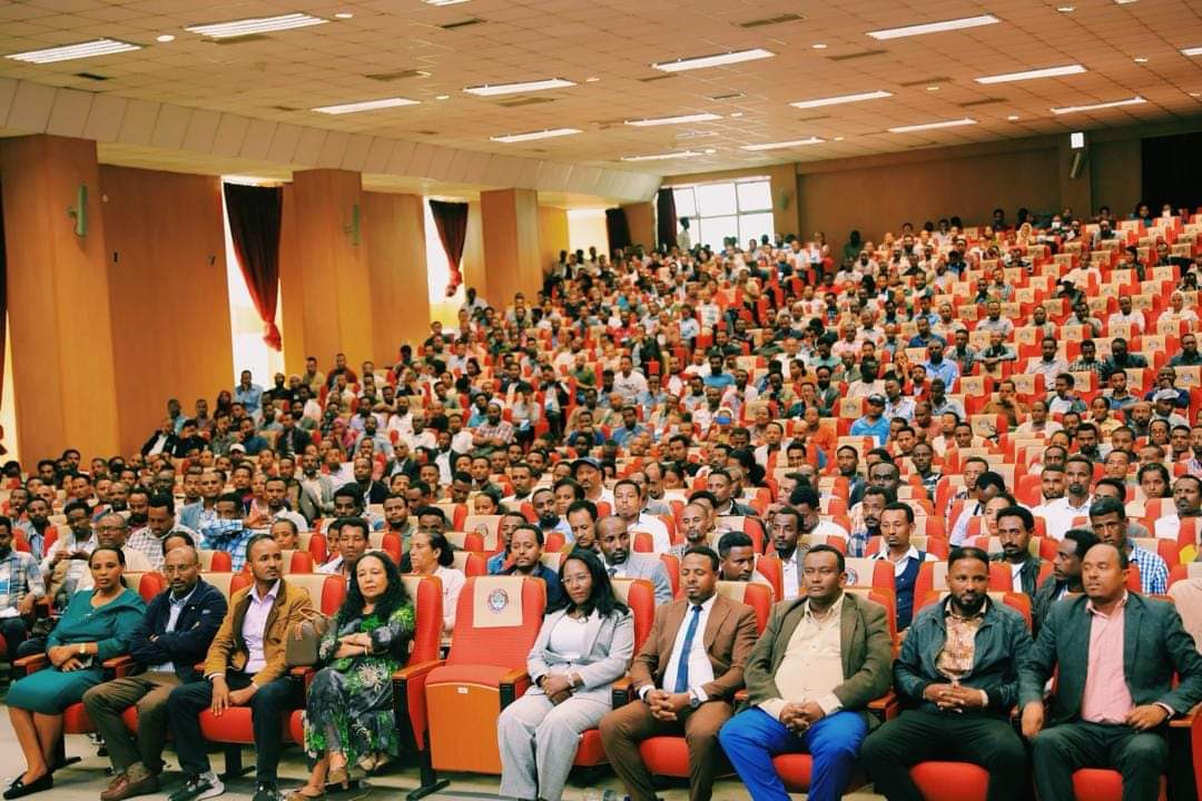 AdanechAbiebie's tweet photo. በትምህርት ቤት አመራሮች መካከል በተደረገ ውድድር ወደ ርዕሰ መምህርነት ለመጡት መምህራን ስልጠና በመስጠት ላይ ነን ።
የትምህርት ጥራትን ለማረጋገጥ ቅድሚያ ከሰጠናቸዉ አንዱ የሆነ��� የትምህርት አመራሩን ቁርጠኝነት  እና ብቃት በማሻሻል ፤ መሰረታዊ ለው��� ማምጣት ሲሆን የጀመርነውን ዘርፈ ብዙ ሪፎርም ትግበራ አጠናክረን የምንቀጥል ይሆናል::